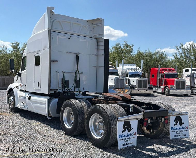 image for item ED5961 2017 Peterbilt 579 semi truck