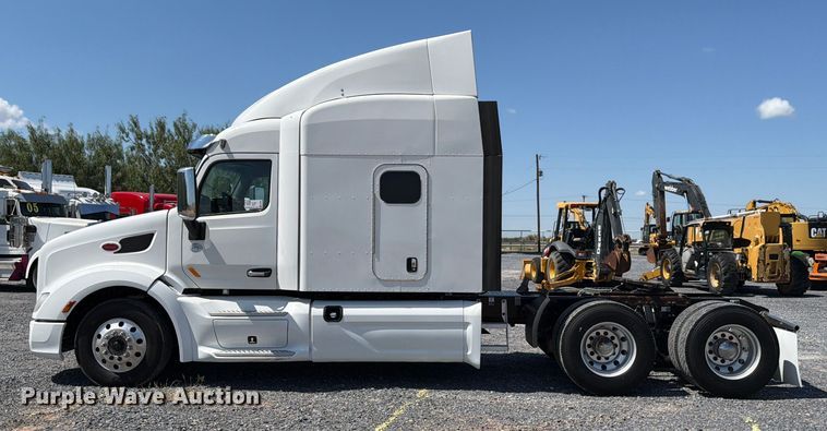 image for item ED5961 2017 Peterbilt 579 semi truck