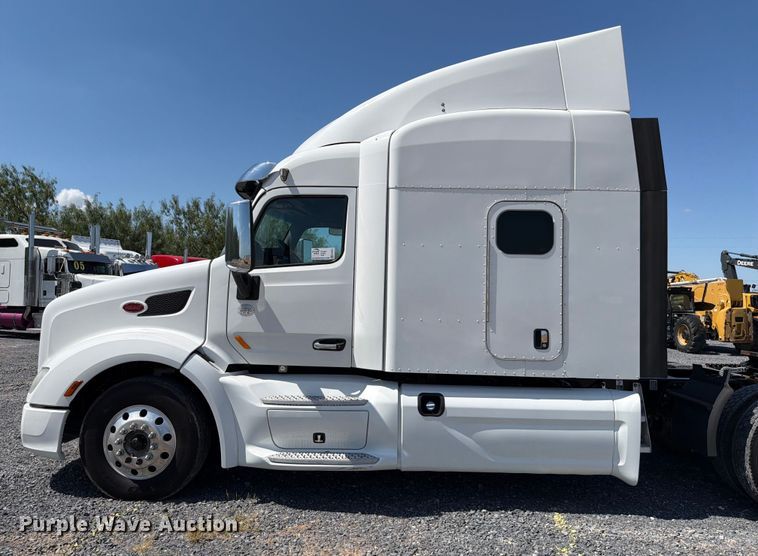 image for item ED5961 2017 Peterbilt 579 semi truck