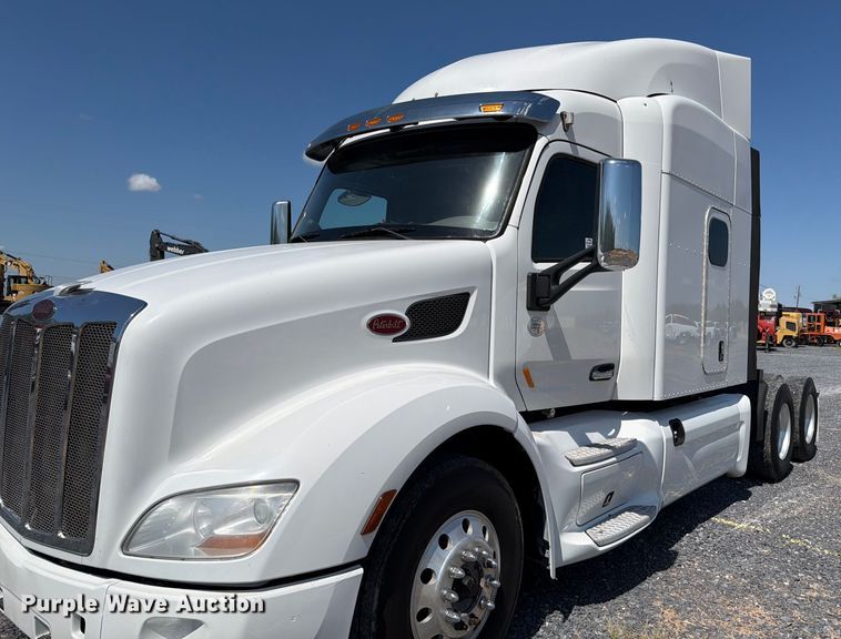 image for item ED5961 2017 Peterbilt 579 semi truck