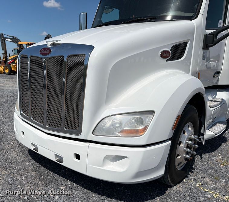 image for item ED5961 2017 Peterbilt 579 semi truck