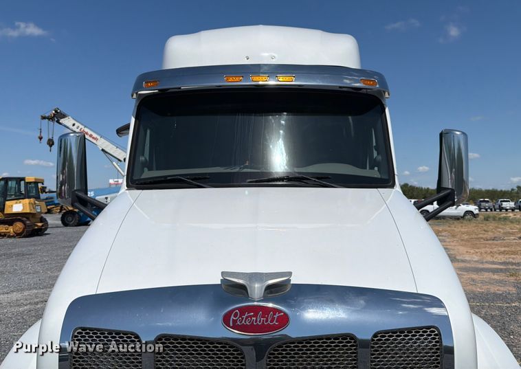 image for item ED5961 2017 Peterbilt 579 semi truck