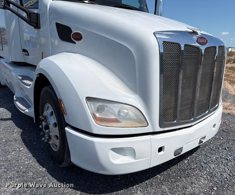 image for item ED5961 2017 Peterbilt 579 semi truck