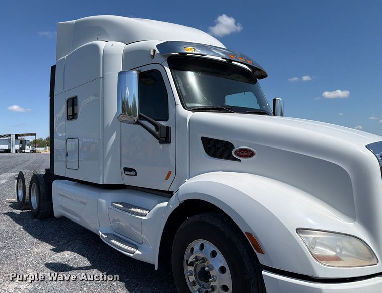 image for item ED5961 2017 Peterbilt 579 semi truck