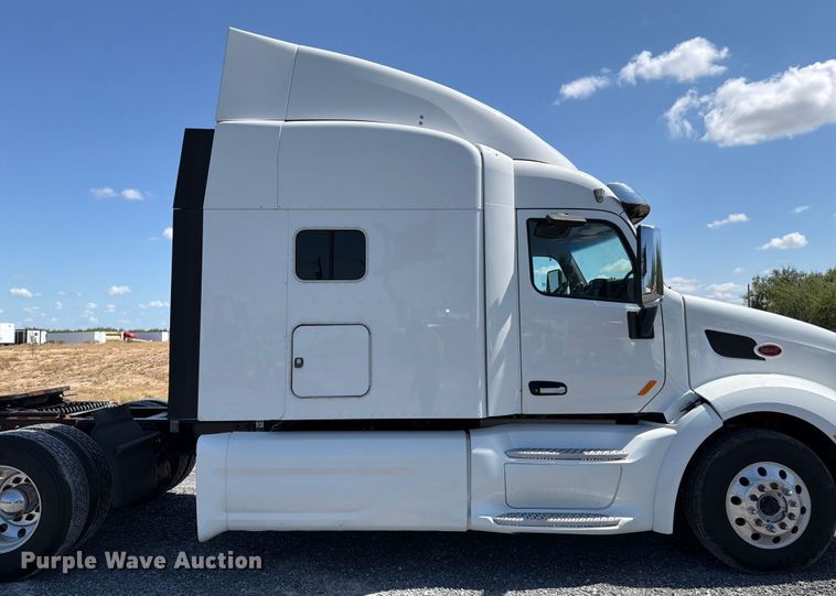 image for item ED5961 2017 Peterbilt 579 semi truck