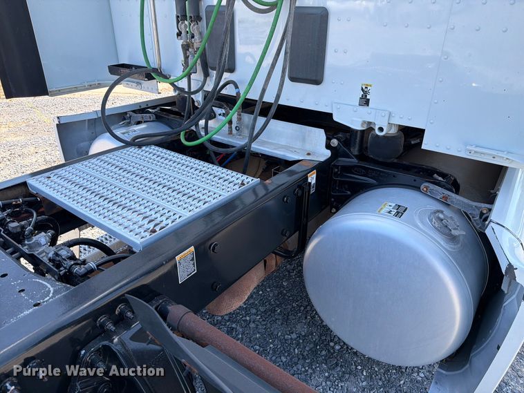 image for item ED5961 2017 Peterbilt 579 semi truck