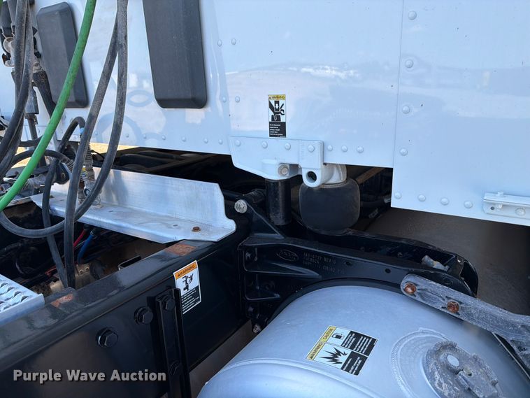 image for item ED5961 2017 Peterbilt 579 semi truck