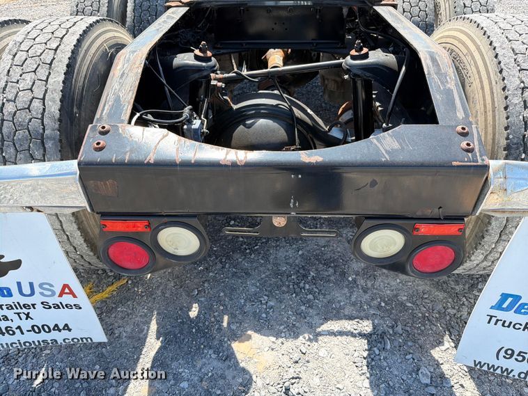 image for item ED5961 2017 Peterbilt 579 semi truck