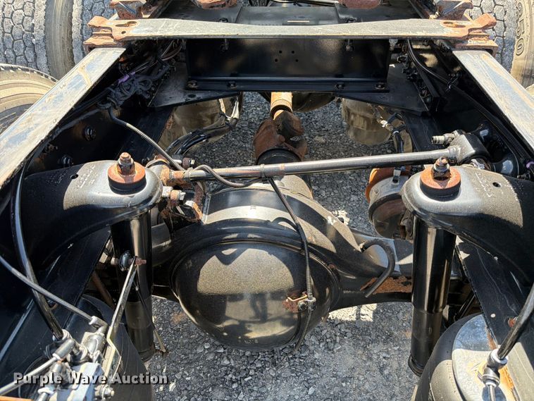 image for item ED5961 2017 Peterbilt 579 semi truck