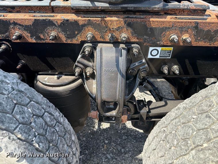 image for item ED5961 2017 Peterbilt 579 semi truck