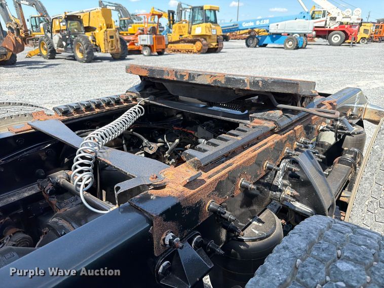 image for item ED5961 2017 Peterbilt 579 semi truck