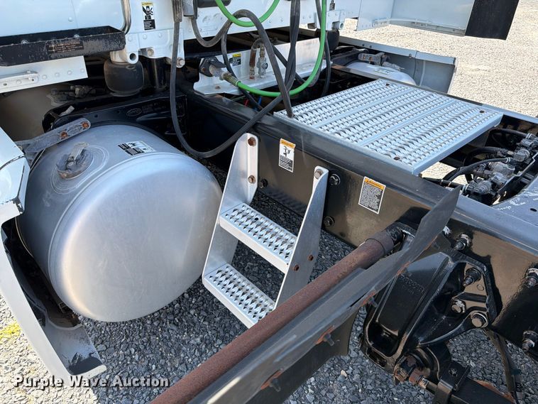 image for item ED5961 2017 Peterbilt 579 semi truck