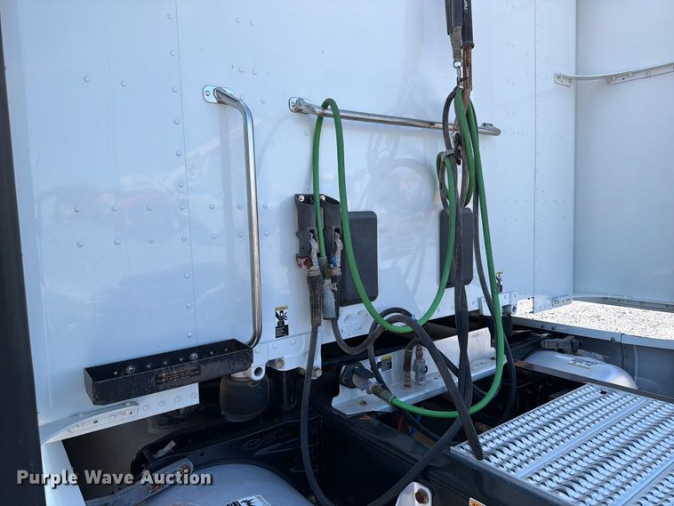 image for item ED5961 2017 Peterbilt 579 semi truck