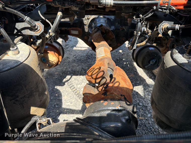 image for item ED5961 2017 Peterbilt 579 semi truck