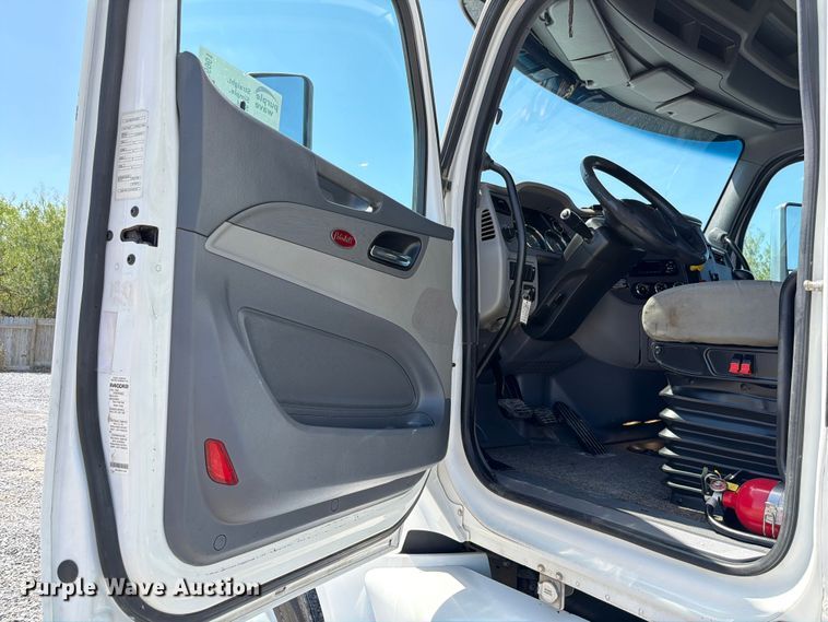 image for item ED5961 2017 Peterbilt 579 semi truck