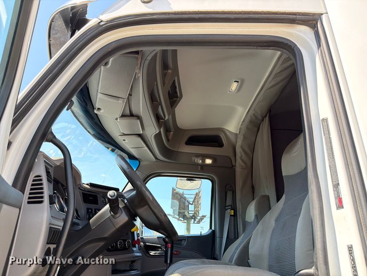 image for item ED5961 2017 Peterbilt 579 semi truck