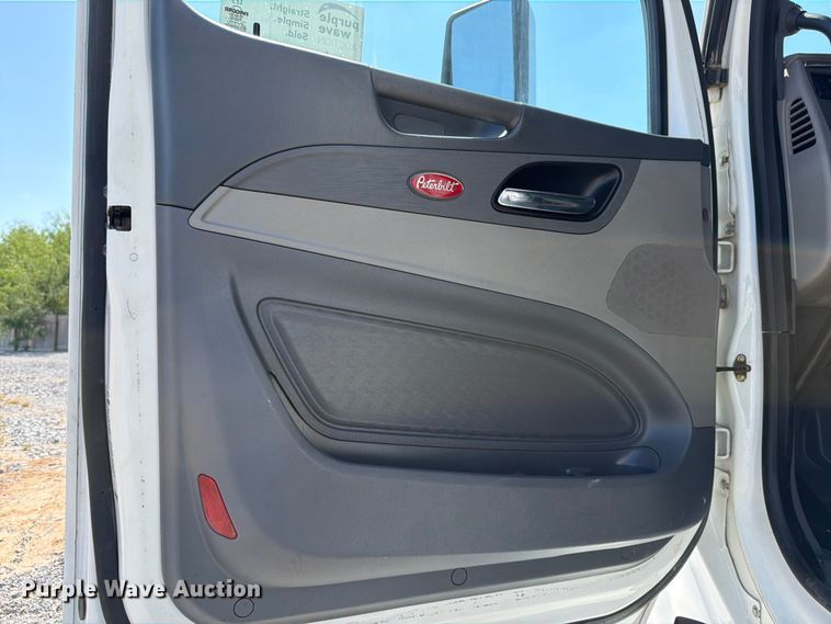 image for item ED5961 2017 Peterbilt 579 semi truck