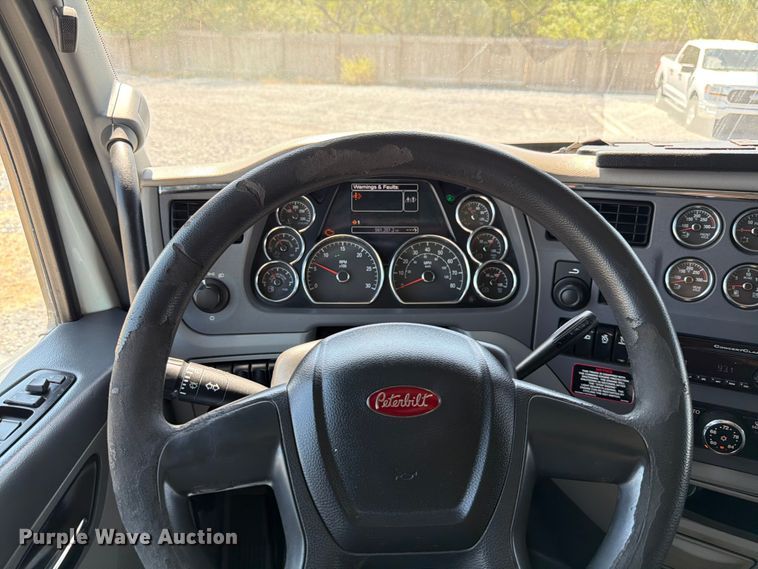 image for item ED5961 2017 Peterbilt 579 semi truck