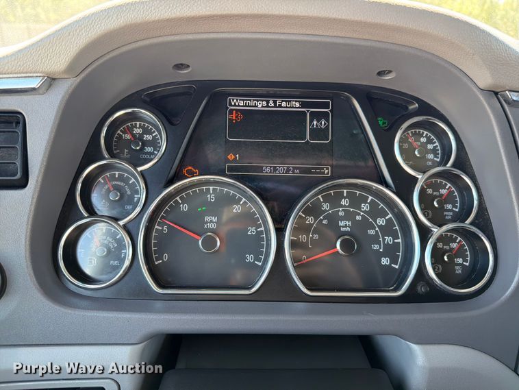 image for item ED5961 2017 Peterbilt 579 semi truck