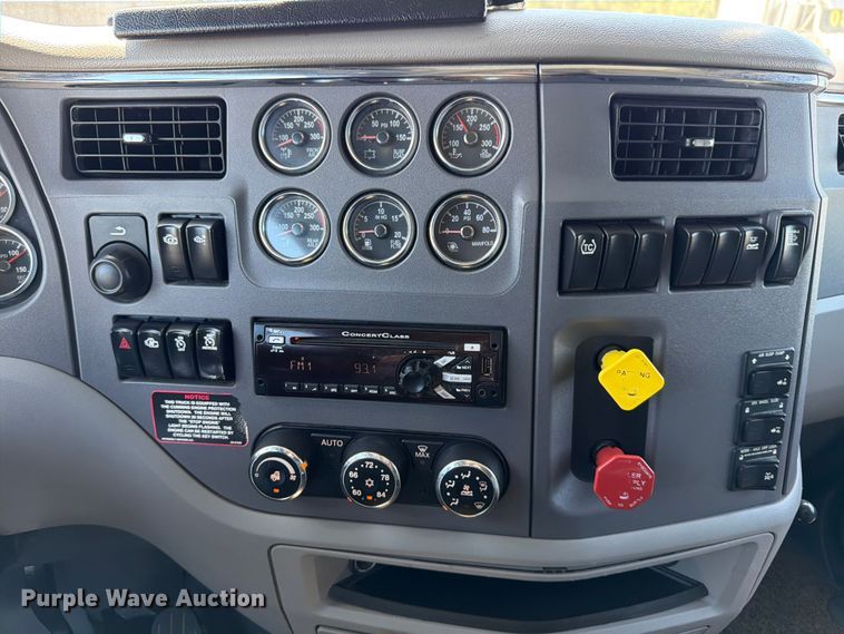 image for item ED5961 2017 Peterbilt 579 semi truck