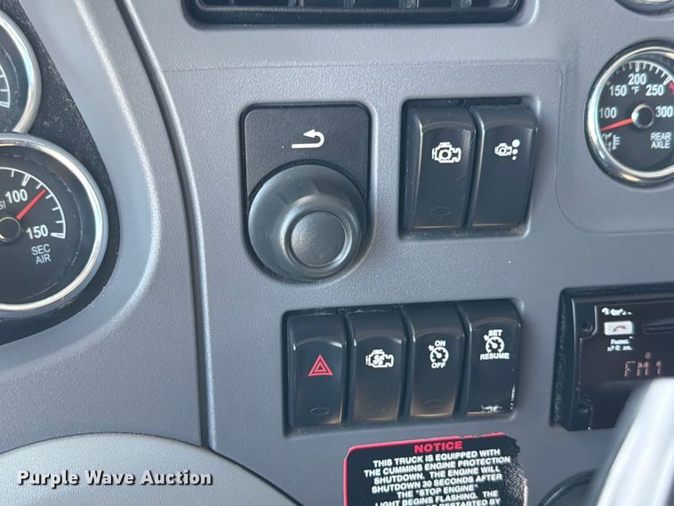 image for item ED5961 2017 Peterbilt 579 semi truck