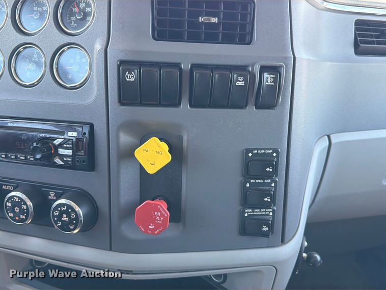 image for item ED5961 2017 Peterbilt 579 semi truck