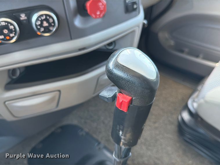 image for item ED5961 2017 Peterbilt 579 semi truck