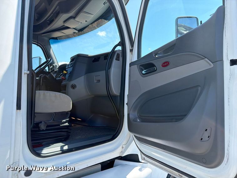 image for item ED5961 2017 Peterbilt 579 semi truck