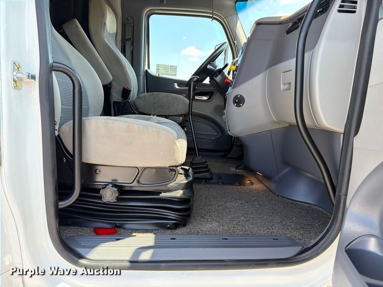 image for item ED5961 2017 Peterbilt 579 semi truck