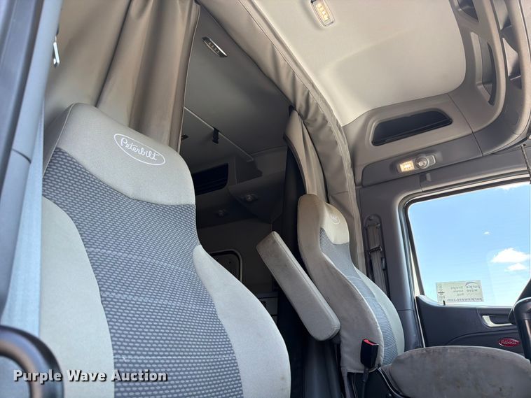 image for item ED5961 2017 Peterbilt 579 semi truck