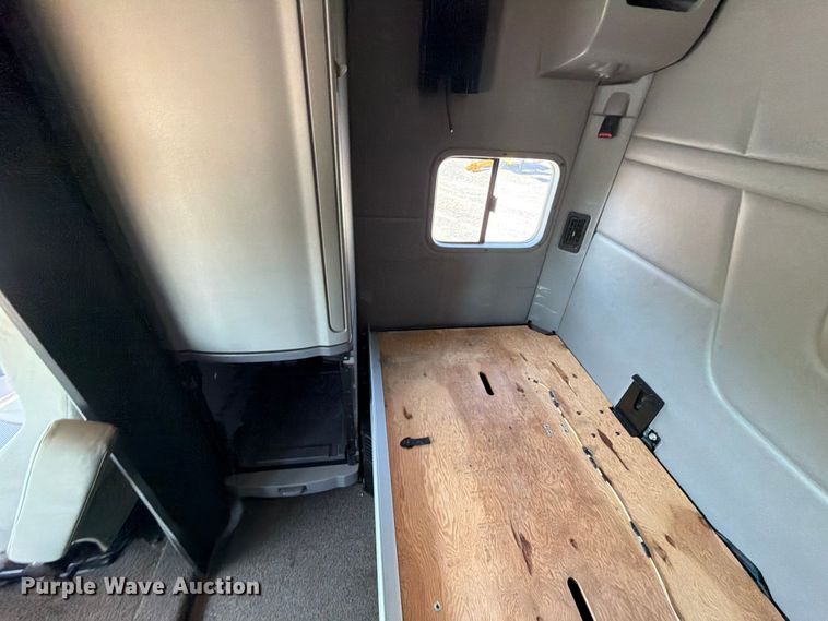 image for item ED5961 2017 Peterbilt 579 semi truck