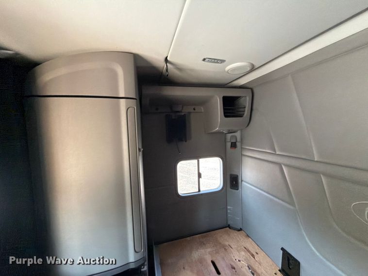 image for item ED5961 2017 Peterbilt 579 semi truck