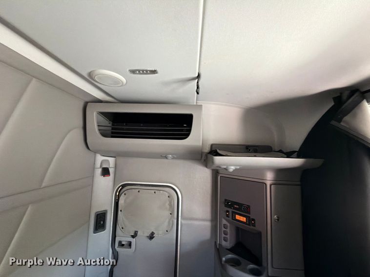 image for item ED5961 2017 Peterbilt 579 semi truck