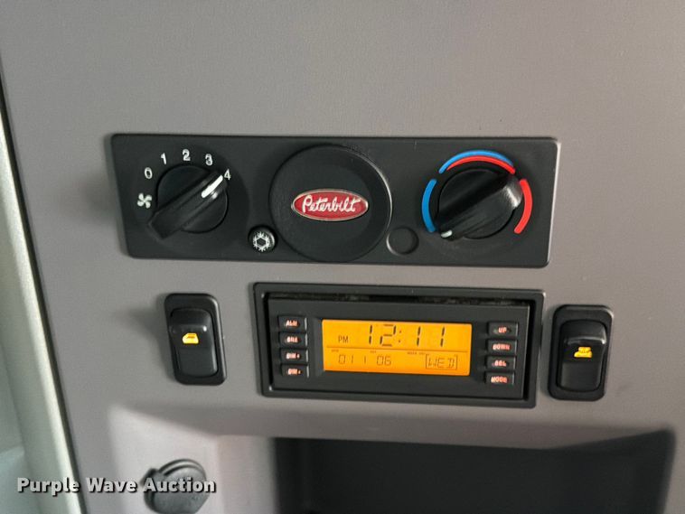 image for item ED5961 2017 Peterbilt 579 semi truck