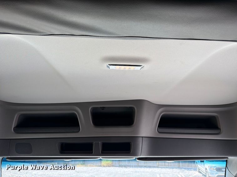 image for item ED5961 2017 Peterbilt 579 semi truck