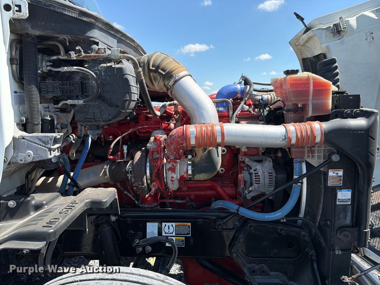 image for item ED5961 2017 Peterbilt 579 semi truck