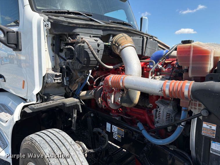 image for item ED5961 2017 Peterbilt 579 semi truck