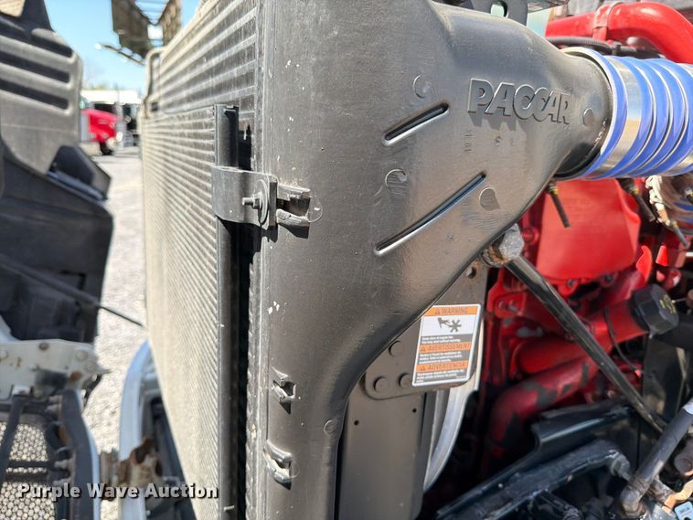 image for item ED5961 2017 Peterbilt 579 semi truck