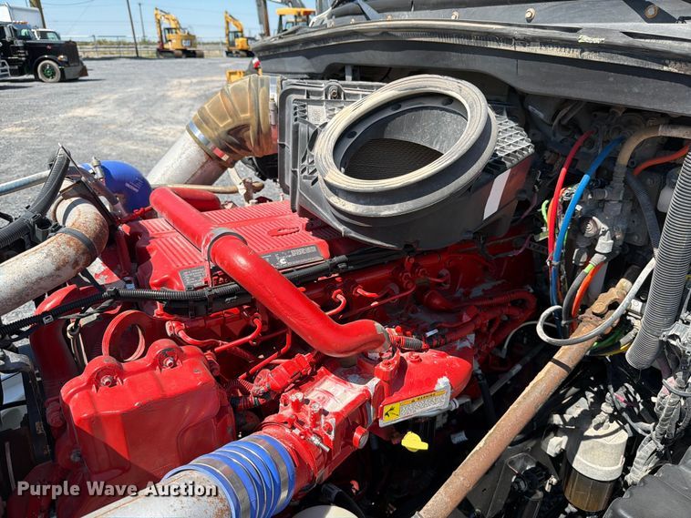 image for item ED5961 2017 Peterbilt 579 semi truck