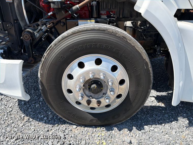 image for item ED5961 2017 Peterbilt 579 semi truck