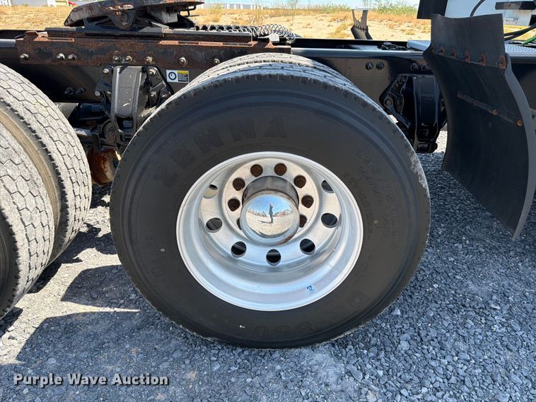 image for item ED5961 2017 Peterbilt 579 semi truck