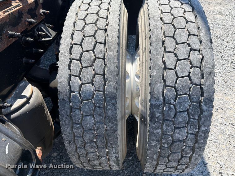 image for item ED5961 2017 Peterbilt 579 semi truck