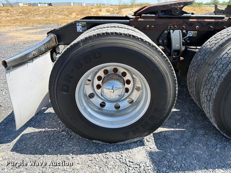 image for item ED5961 2017 Peterbilt 579 semi truck