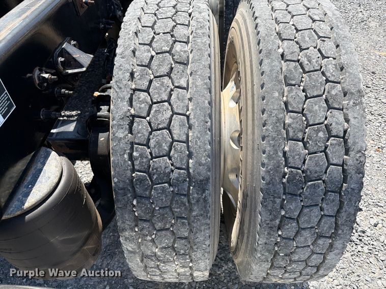 image for item ED5961 2017 Peterbilt 579 semi truck