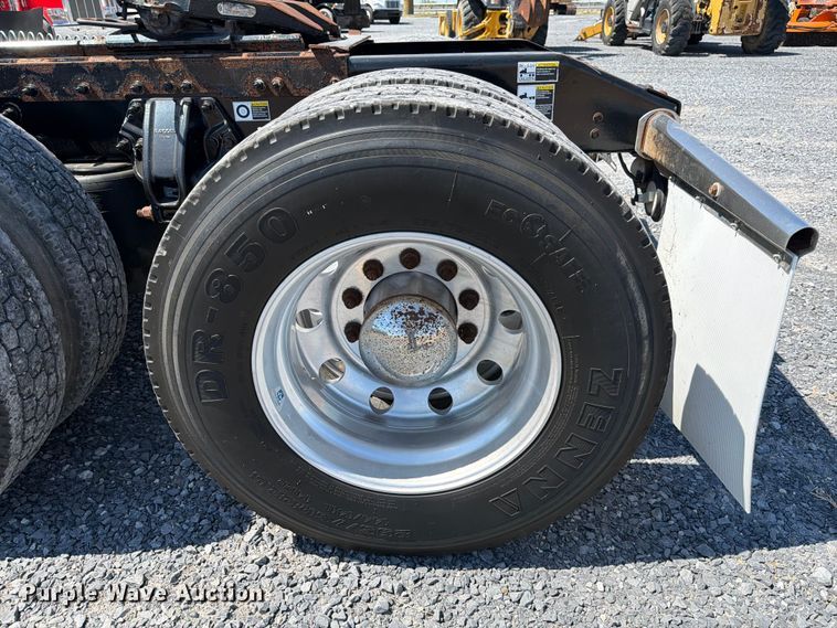 image for item ED5961 2017 Peterbilt 579 semi truck