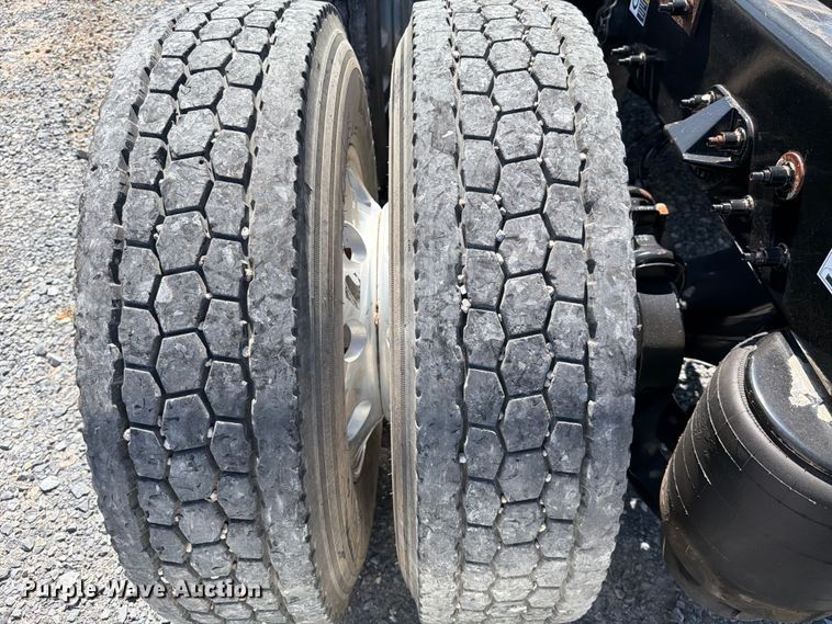 image for item ED5961 2017 Peterbilt 579 semi truck