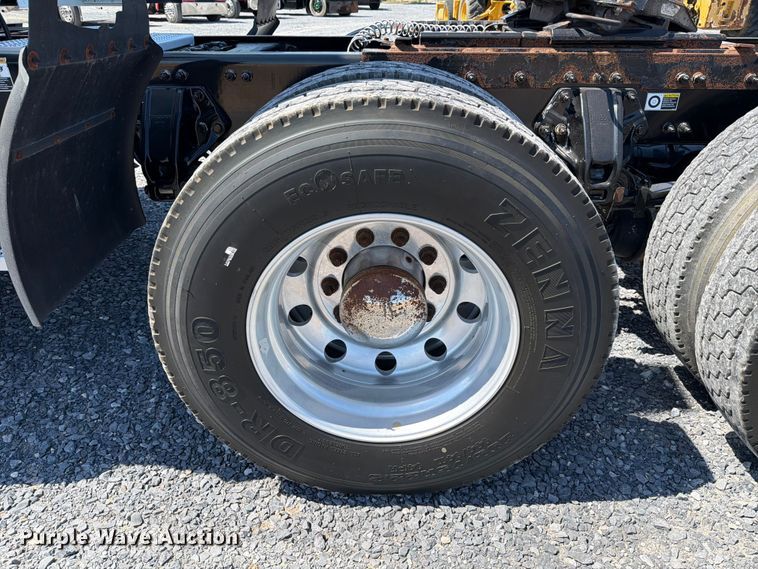 image for item ED5961 2017 Peterbilt 579 semi truck