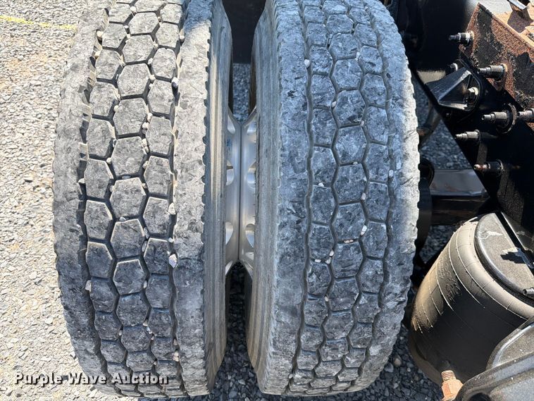 image for item ED5961 2017 Peterbilt 579 semi truck