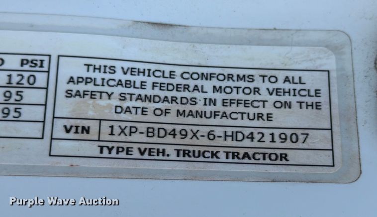 image for item ED5961 2017 Peterbilt 579 semi truck