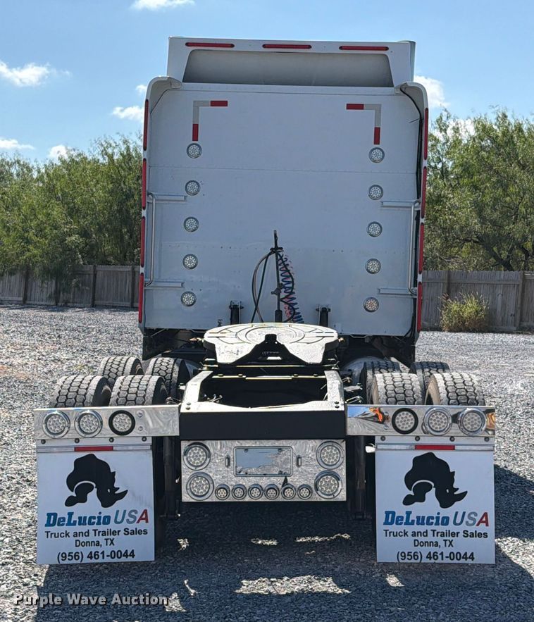 image for item ED5962 2015 Peterbilt 389 semi truck